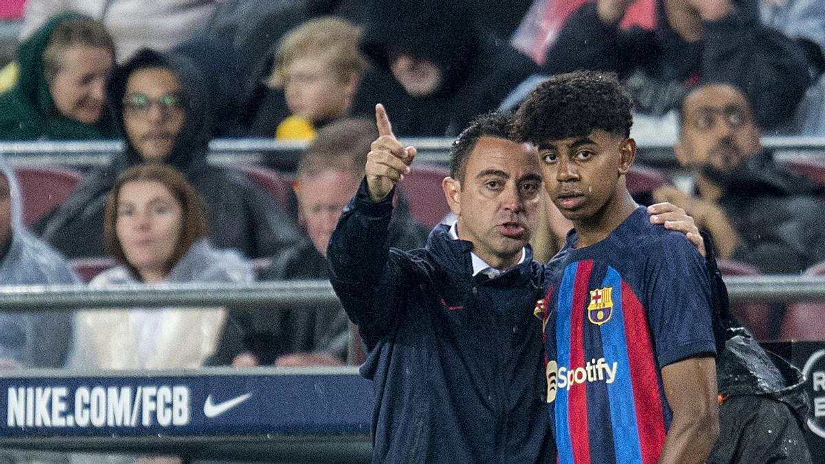 Xavi da los últimos detalles al cadete azulgrana Lamine Yamal en su debut 