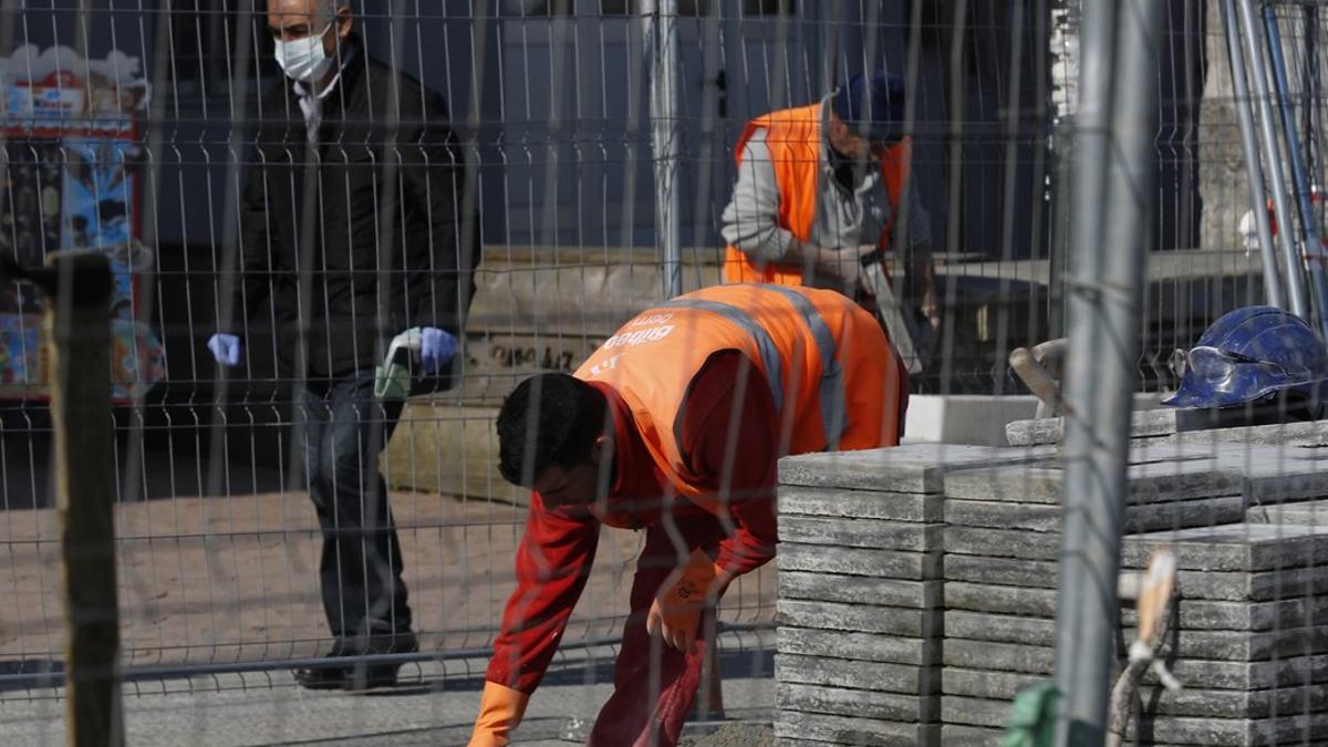 Un trabajador de la construcción repara la calzada, en la capital vizcaína, el pasado viernes.