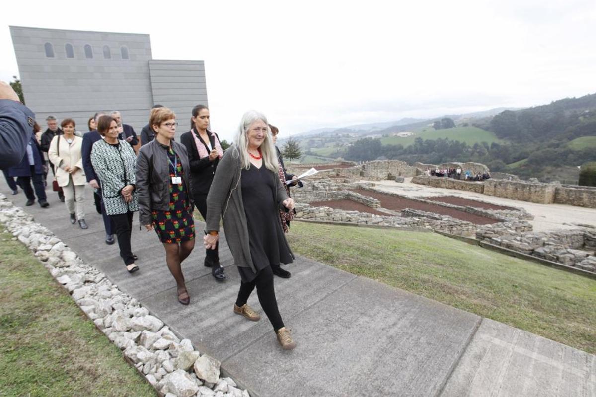 Mary Beard visitando la Villa Romana de Veranes Mary Beard visitando la Villa Romana de Veranes