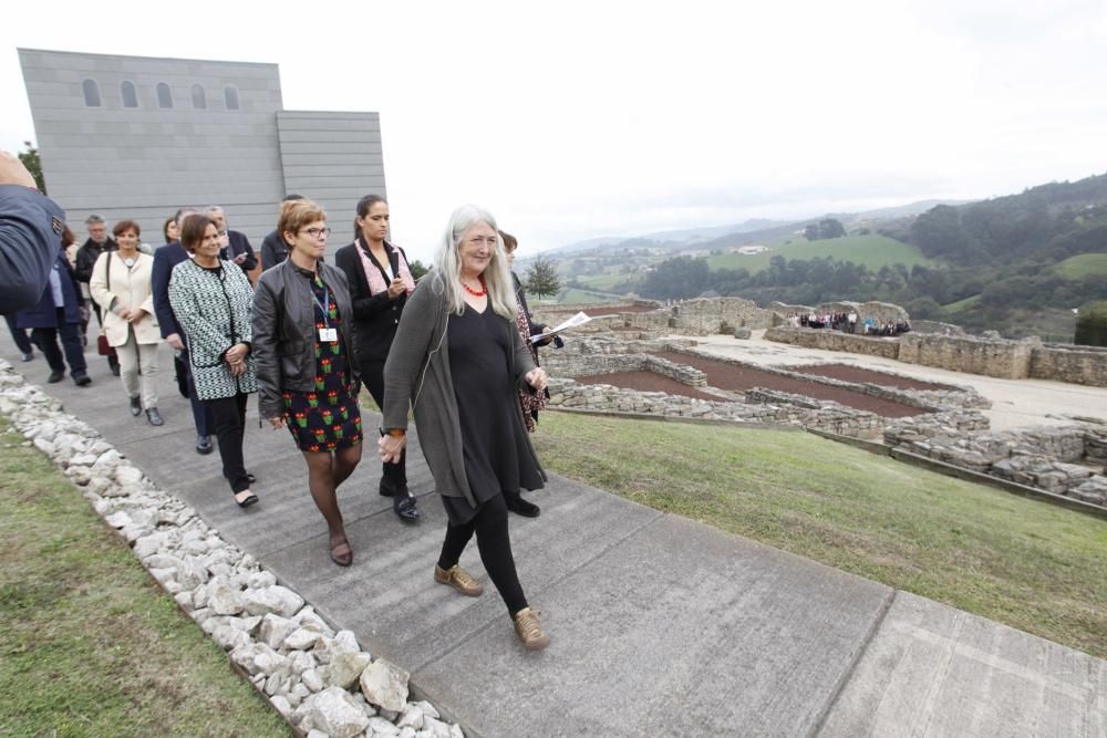 Mary Beard visitando la Villa Romana de Veranes