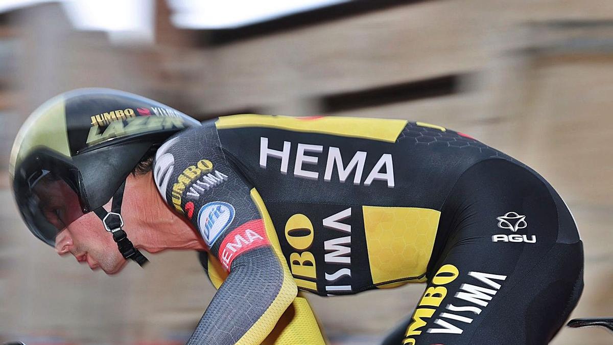 Primoz Roglic, anoche, camino de la victoria en la primera etapa de la Vuelta. | EFE/MANUEL BURQUE