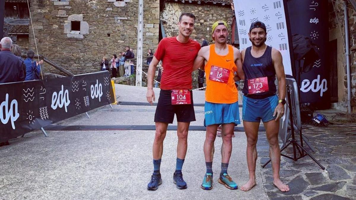 Pedro Herrero, en el centro, con Rodrigo Santiago a la izquierda y Pablo Baison a la derecha, en la línea de meta. | Pastores de la Tercia