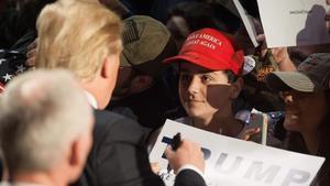 Trump firma autógrafos durante un acto electoral en Millington (Tennessee), el 27 de febrero.