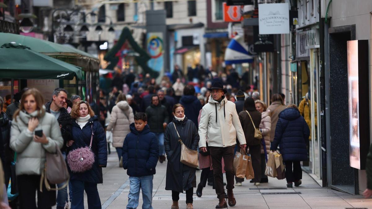 Las últimas compras navideñas llenan el centro de Oviedo: "Hemos venido a primera hora y ya había colas"