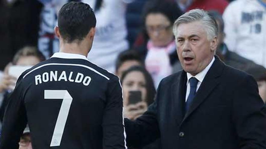 Ronaldo pasa ante Ancelotti tras su expulsión.