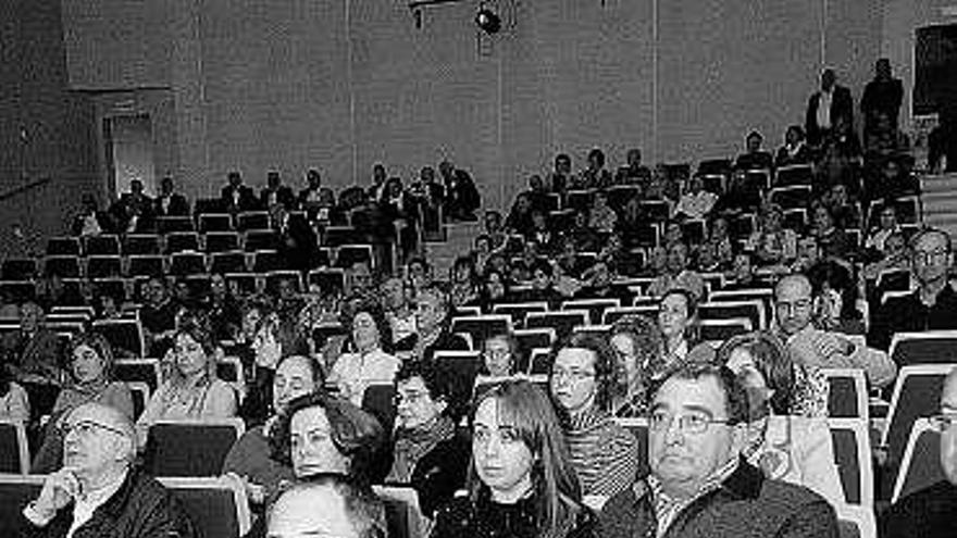 En primera fila, Mercedes Álvarez y Luis María García, en el auditorio de Mieres.