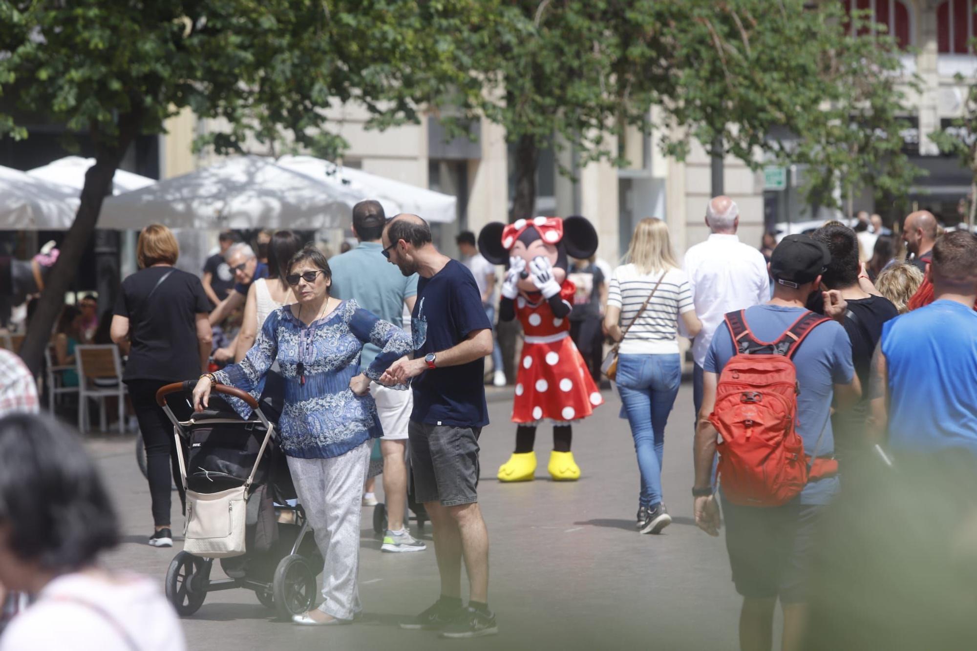 València a rebosar de gente en el fin de semana previo al puente del 1 de mayo