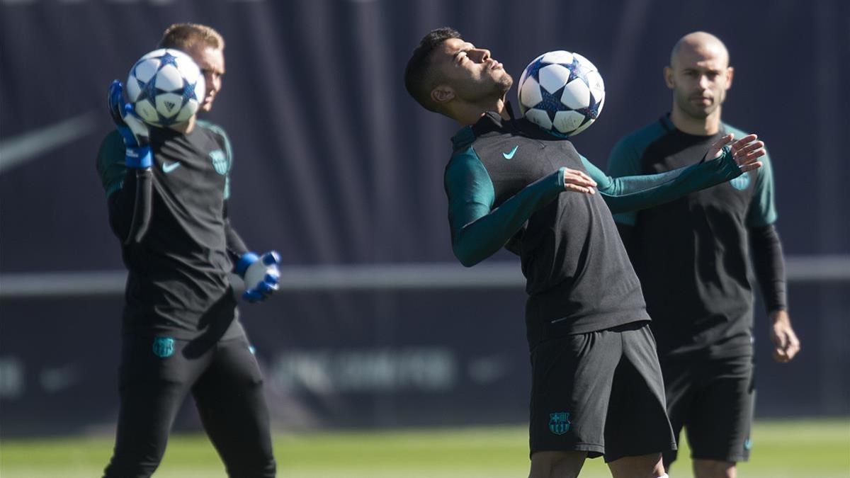 Rafinha, Mascherano y Cillessen, en un entrenamiento del Barcelona.