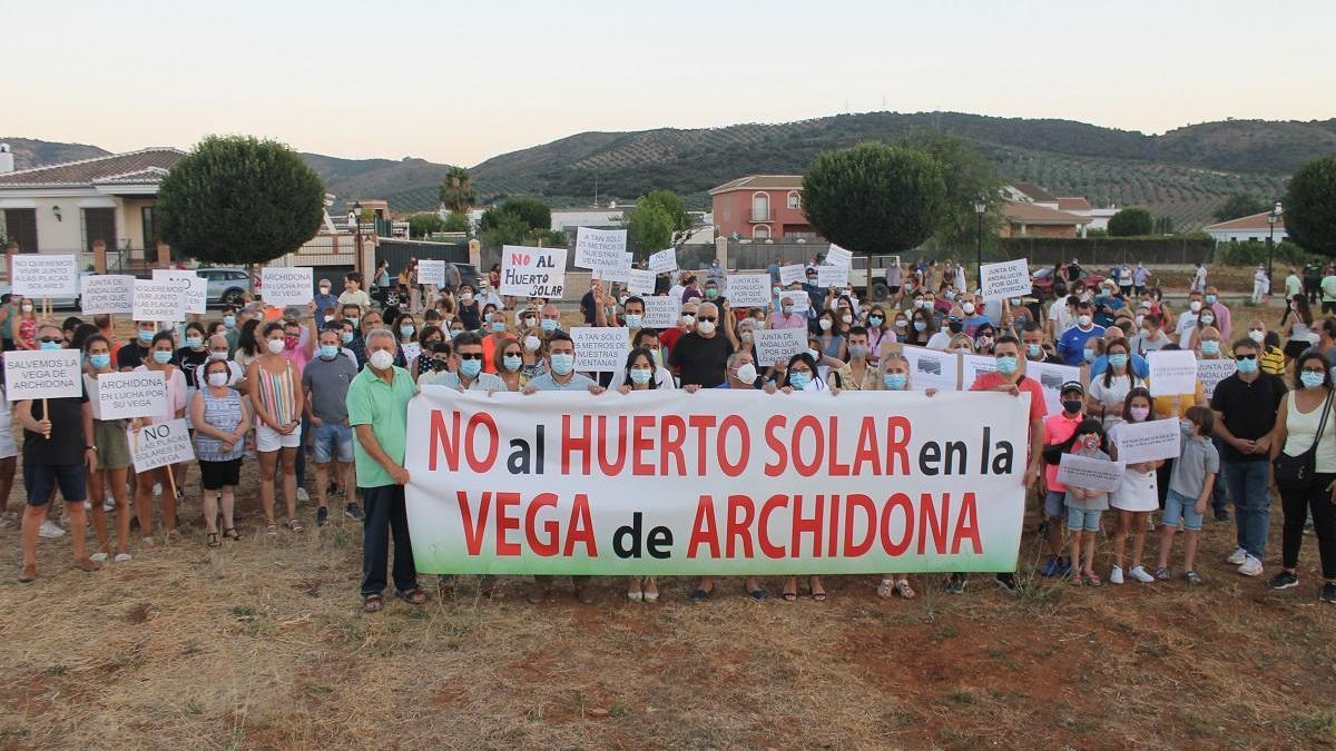 Vecinos de Archidona se concentran contra la creación de un huerto solar.