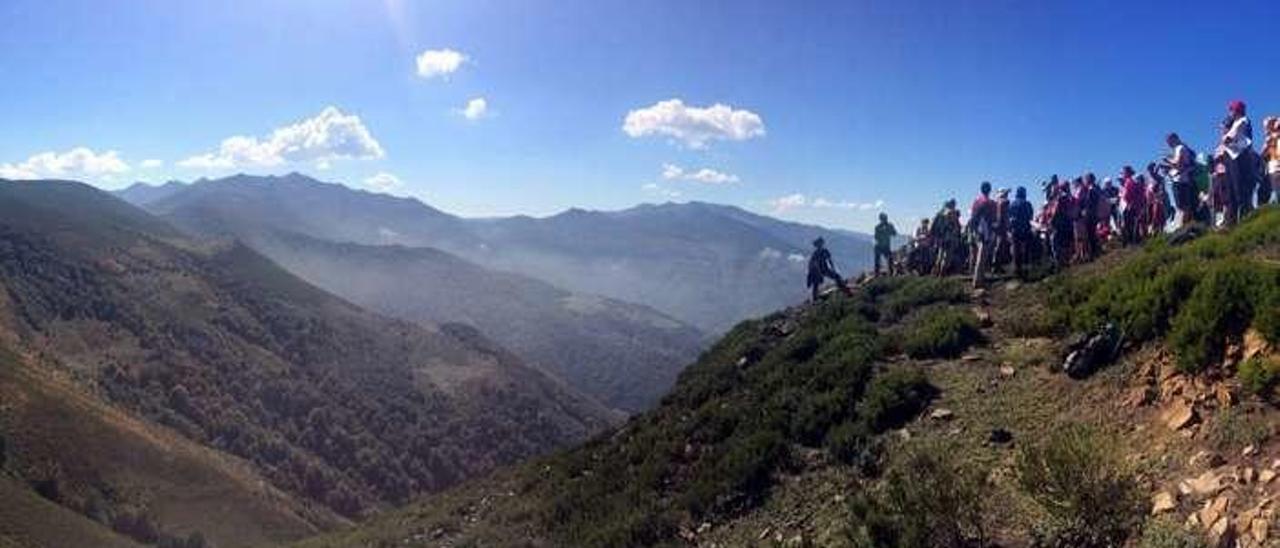 Un grupo de senderistas en los montes de Aller.