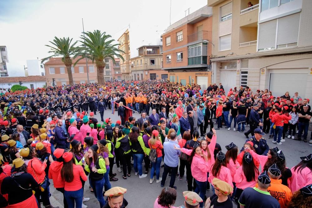 El general Francisco Grau abre las fiestas dirigiendo a los 700 músicos de las 12 bandas que interpretan el pasodoble «Petrel»