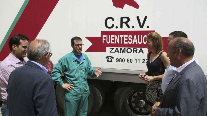 Los candidatos del PP visitan el matadero de Fuentesaúco