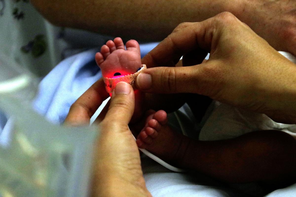 Un nadó prematur a l'hospital Trueta de Girona