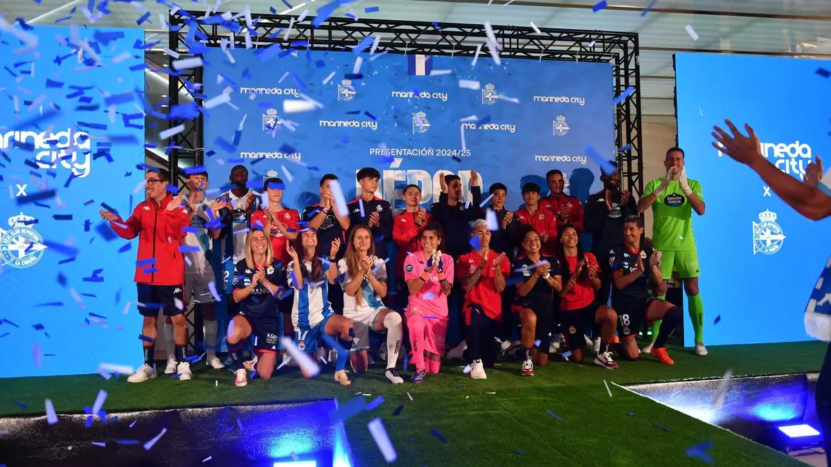 Puesta de largo de las camisetas y los fichajes del Dépor ante la afición