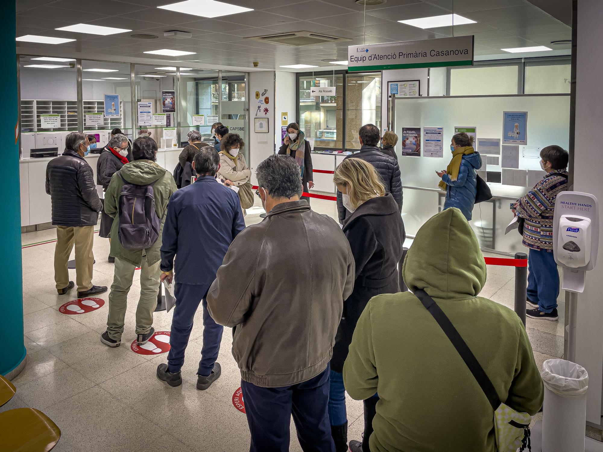 Una fila de espera en la atención primaria catalana.