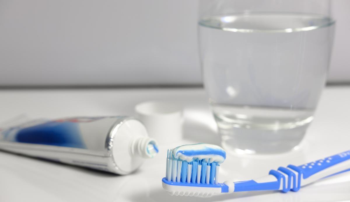Si deseas potenciar los efectos de la pasta de dientes en la limpieza del hogar, puedes mezclarla con otros productos domésticos comunes.
