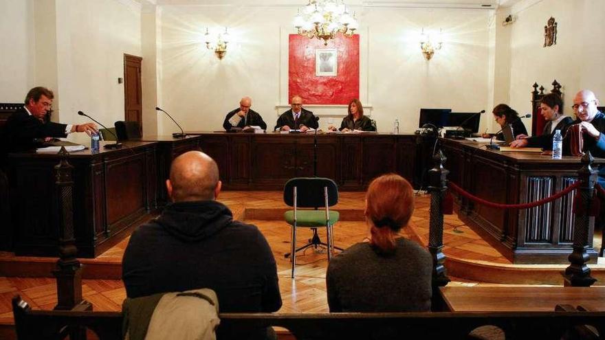 El exalcalde de Cerecinos de Campos y la exsecretaria municipal en el juicio.