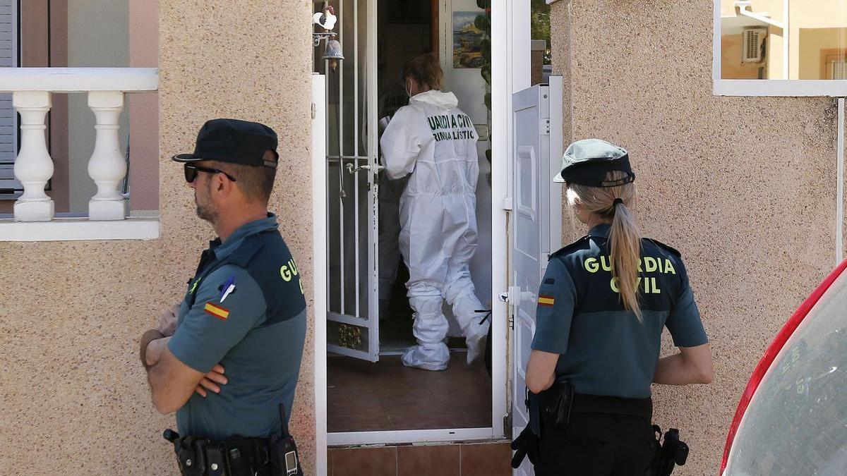 Agentes de la Unidad Científica de la Guardia Civil en el domicilio de la mujer de 63 años asesinada en Orihuela (Alicante) presuntamente por su marido.