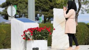 Homenaje a las víctimas del Germanwings frente a la placa honorifica de la Terminal 2 de El Prat. 