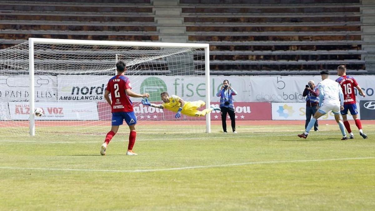 Imagen del partido de ida en el Vero Boquete de la eliminatoria entre el Compostela y el Tarazona