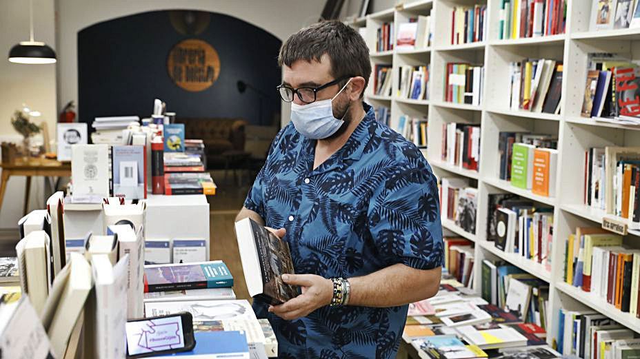 Valentín Tejero, en su librería. | MARCOS LEÓN