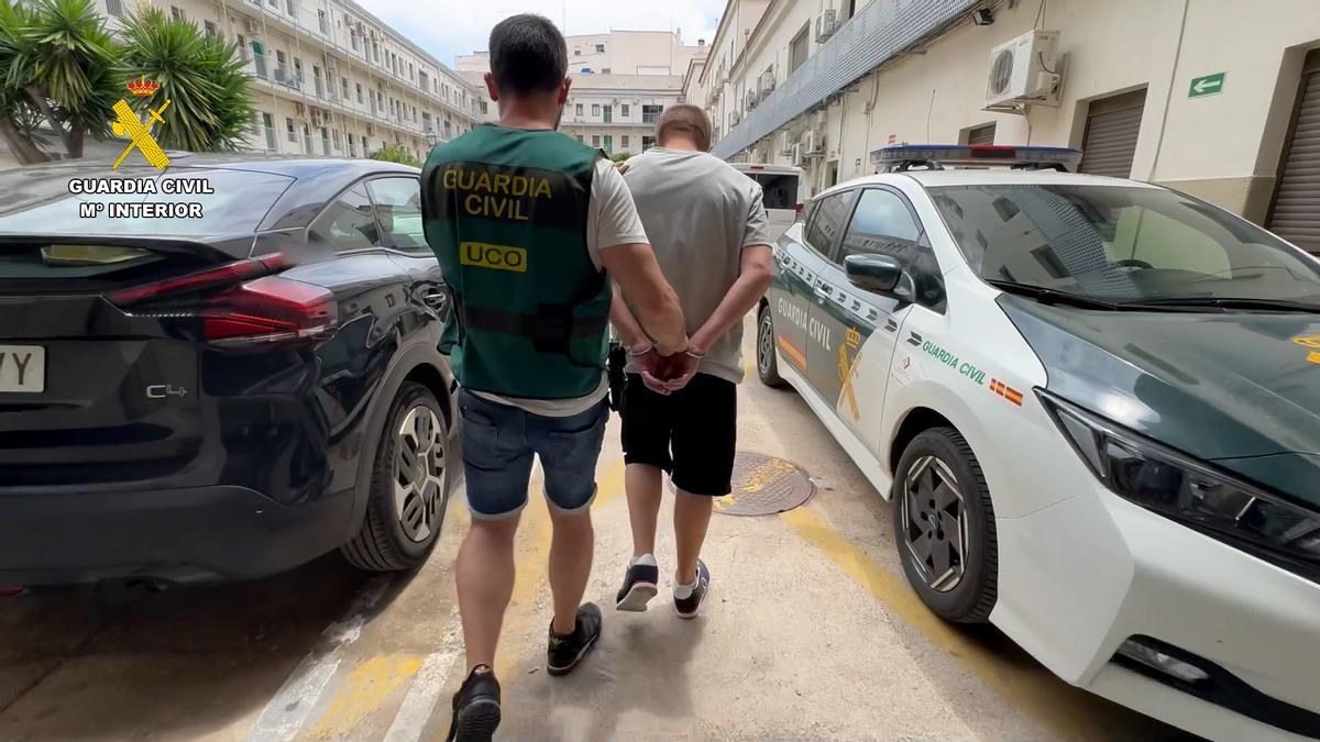 Momento de la detención del hombre condenado en Burjassot.