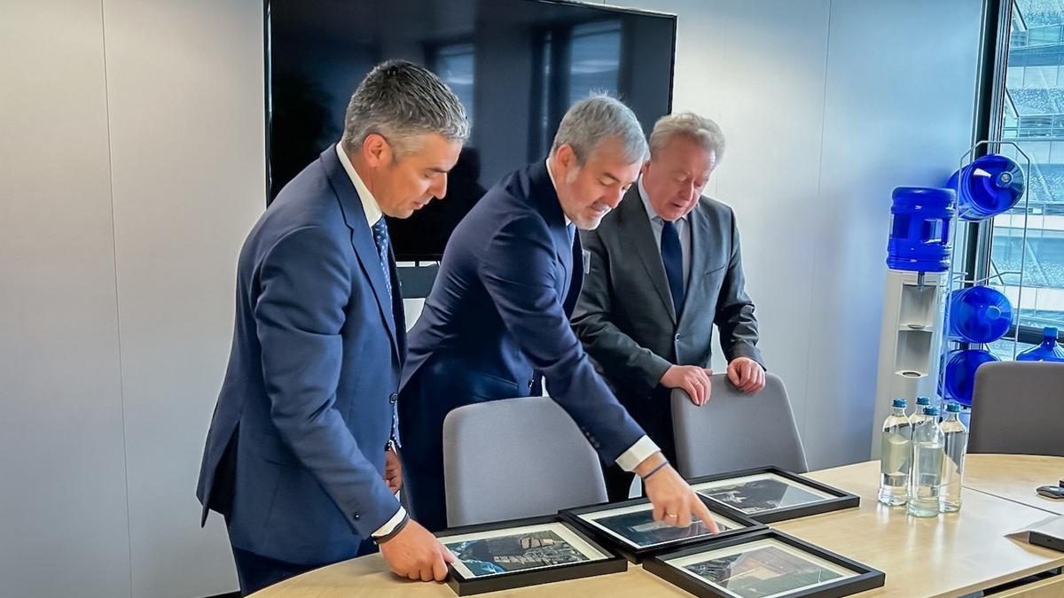 El presidente del Gobierno de Canarias, Fernando Clavijo, se reunió este martes con el comisario europeo de Agricultura y Desarrollo rural, Janusz Wojciechowski, en Bruselas.