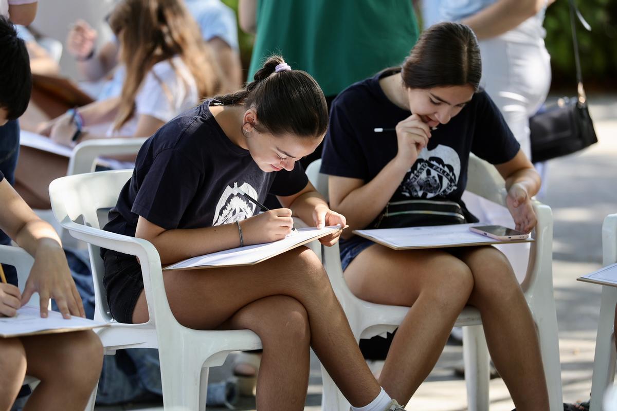 La fiesta de los falleros infantiles con el concurso de dibujo de la JCF