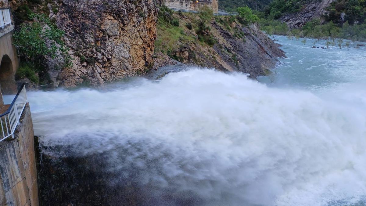 Desembalse de agua en el pantano de Mediano, este sábado.