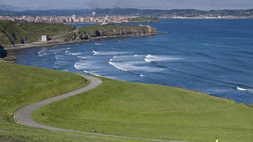 Arrancan las tareas de desbroce en la senda del Cervigón, en Gijón: habrá cierres por tramos para poder desarrollar los trabajos