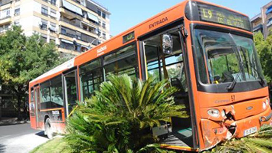 Un autobús de la línea 9 se empotra contra la rotonda del caballo sin causar víctimas