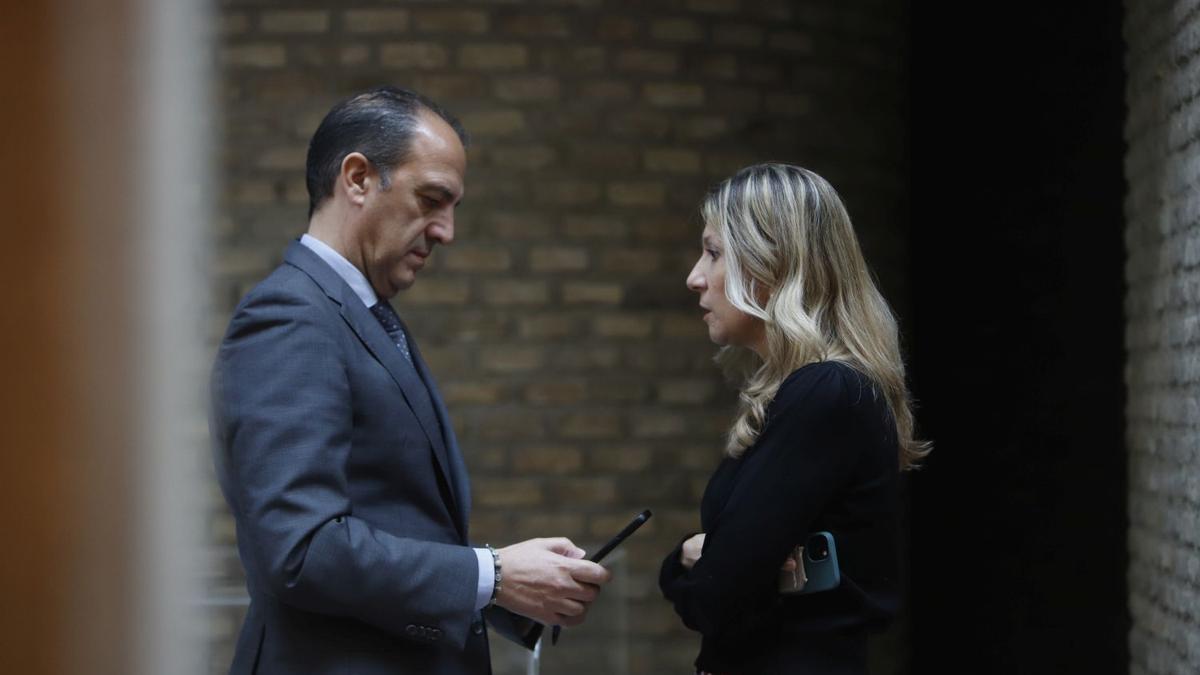 El consejero de Sanidad, José Luis Bancalero, conversa con la vicepresidenta, Mar Vaquero, en los pasillos de las Cortes de Aragón.