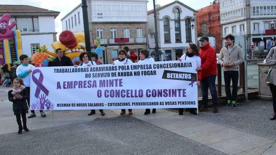 Trabajadoras de servicio en el hogar continúan sus movilizaciones durante la celebración de la Semana Santa.