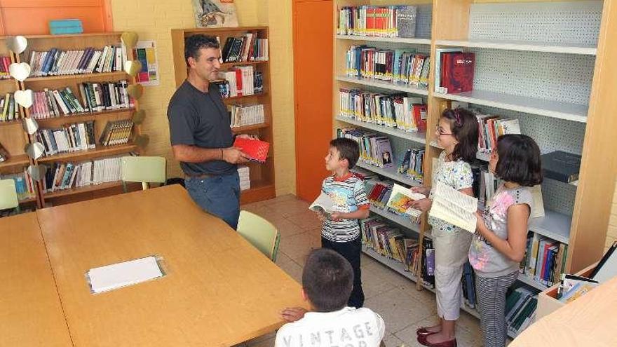 Un grupo de niños en una actividad de una bilbioteca. // Iñaki Osorio