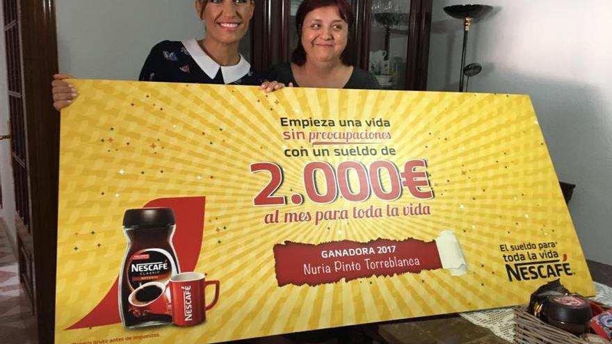 Luján Argüelles con Nuria Pinto en la entrega del Sueldo de Nescafé.