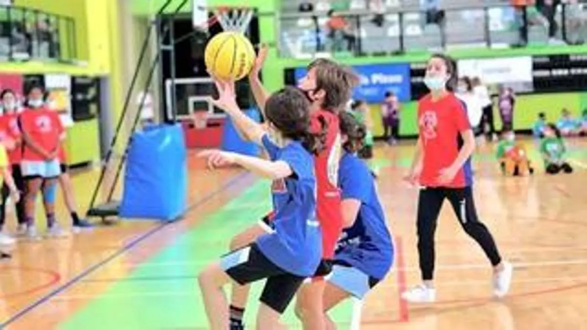 La Xunta pagará un bono de 120 euros a 135.000 niños federados para material deportivo o clases