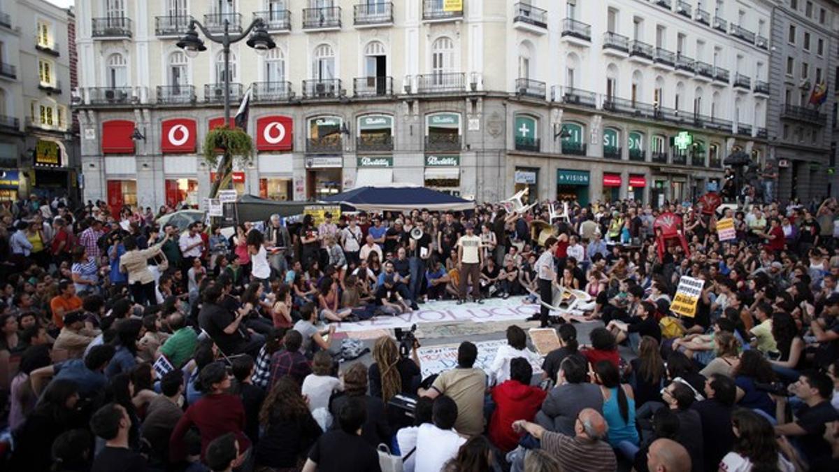 Manifestantes de la plataforma Democracia Real, Ya!, el lunes, en la Puerta del Sol, en Madrid.