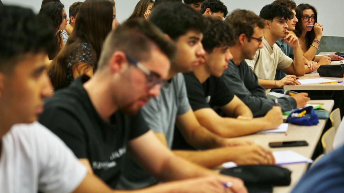 Imagen de archivo de jóvenes en un aula.