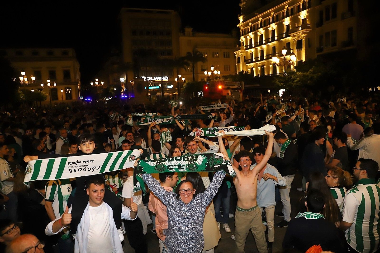 Los aficionados cordobesistas celebran el ascenso en Las Tendillas