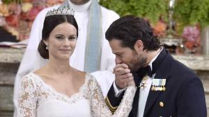 DMCF01. Stockholm (Sverige), 13/06/2015.- Swedish Prince Carl Philip (R) kisses the hand of Sofia Hellqvist (L) during the exchange of the vows and rings during their wedding ceremony in the Royal Palace chapel in Stockholm, Sweden, 13 June 2015. (Suecia, Estocolmo) EFE/EPA/Claudio Bresciani/TT SWEDEN OUT. Príncipe Carlos Felipe de Suecia. Sofía Hellqvist. Bodas reales . hijo Reyes de Suecia