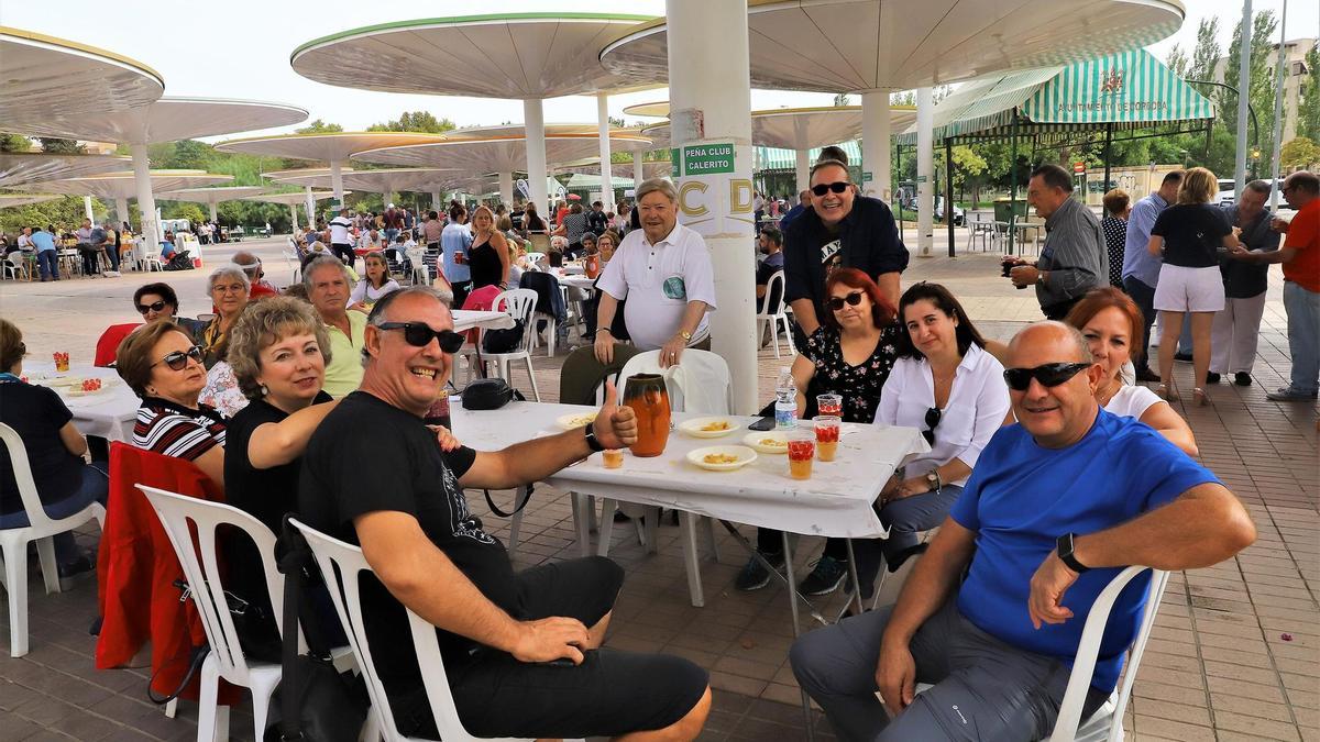 Asistentes a un perol de convivencia de las peñas en Las Setas, en una imagen de archivo.