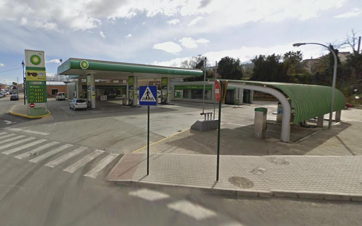 Imagen de la estación de servicio BP de Ontinyent donde cayó una chapa metálica.