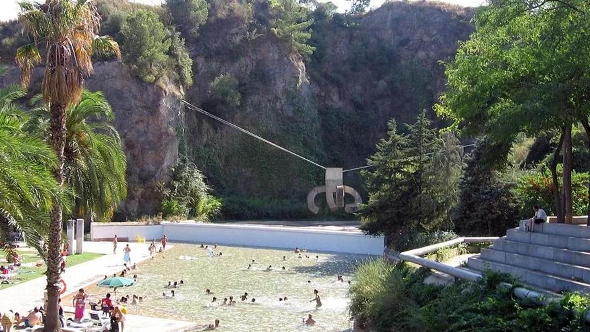Lago del parque de la Creueta del Coll de Barcelona con la escultura 'Elogi de l'Aigua' de Chillida