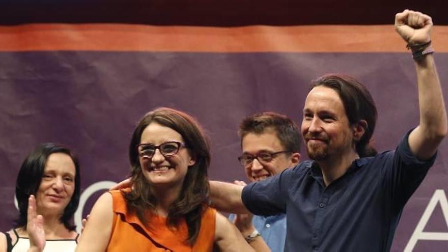 La vicepresidenta del Consell, Mónica Oltra, junto a Pablo Iglesias, líder de Podemos, durante un acto en Madrid.