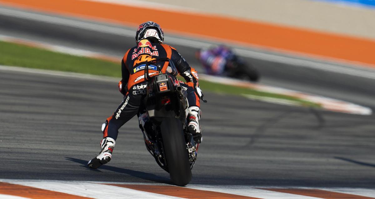 A Pedro Acosta no le ha importado, hoy, que su KTM se moviese para hacer el mejor crono en Valencia.