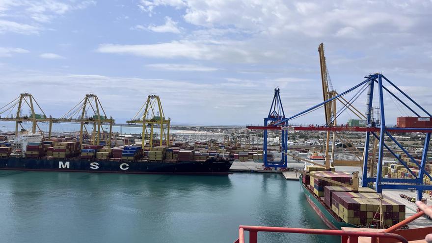 El tráfico portuario de contenedores sigue a la baja en Valencia mientras crecen los graneles