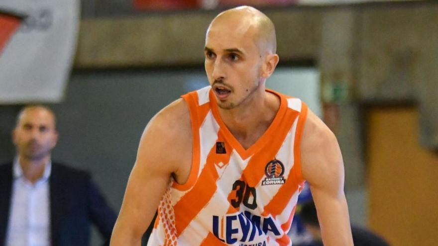 Álex Hernández bota una pelota en el Palacio. | // ACAY/ROLLER AGENCIA