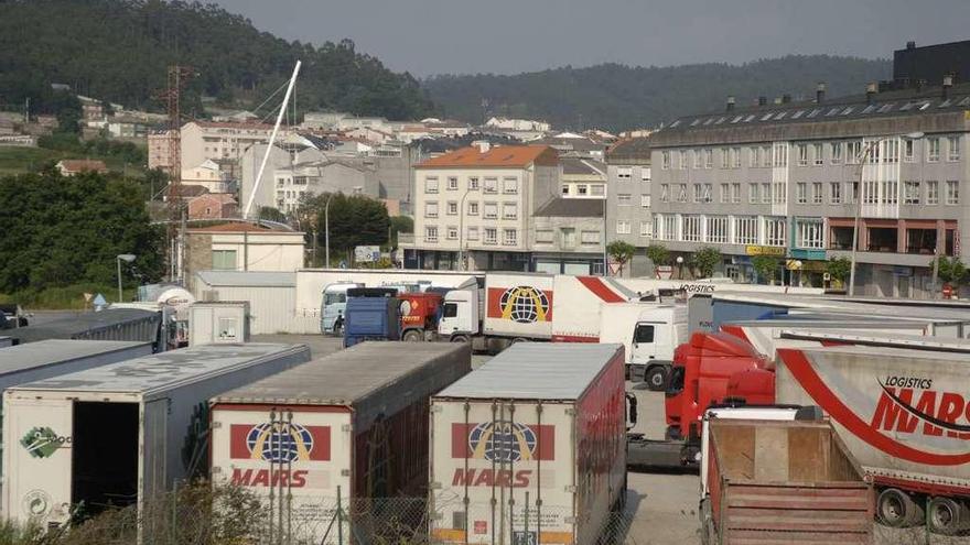 Camiones estacionados en las parcelas de Sabón que la Diputación sacó a subasta.