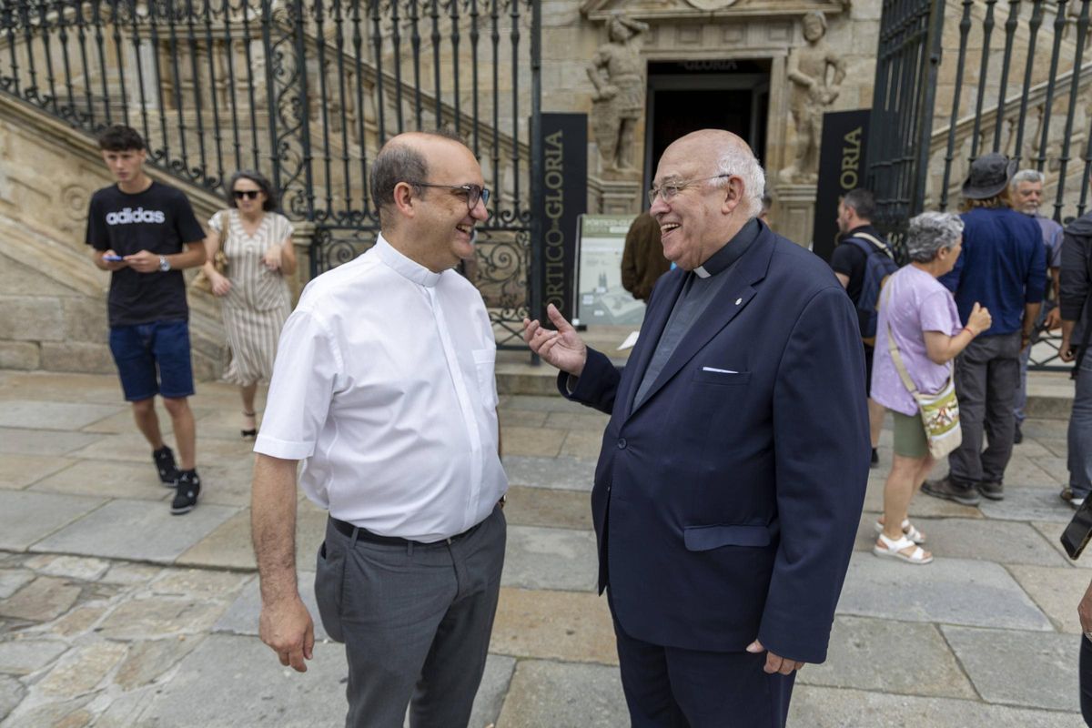 Manuel Jesús Formoso y José Fernández Lago, frente a la entrada principal de la Catedral de Santiago