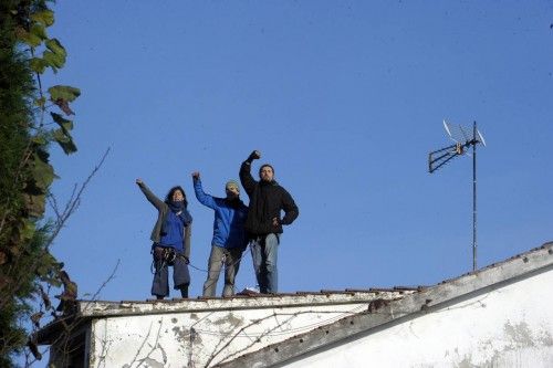 Apoyo a los afectados por el desalojo en el ofimático entre un amplio despliegue policial